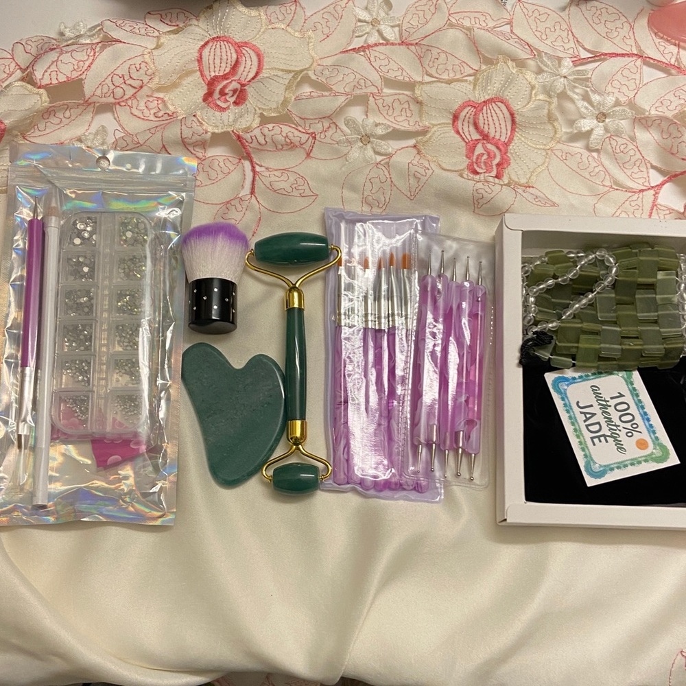 NEW Beauty GiftBox: Nails Kit, Jade Mask, Guasha,